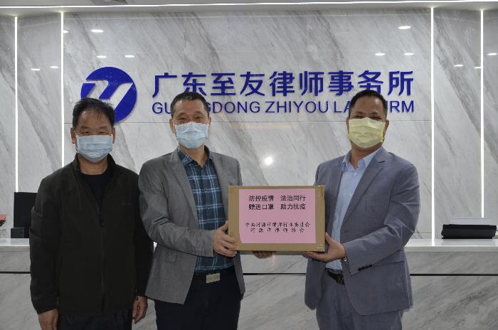 市司法局副局長(zhǎng)、市律師行業(yè)黨委書記劉軍向我所贈(zèng)送口罩