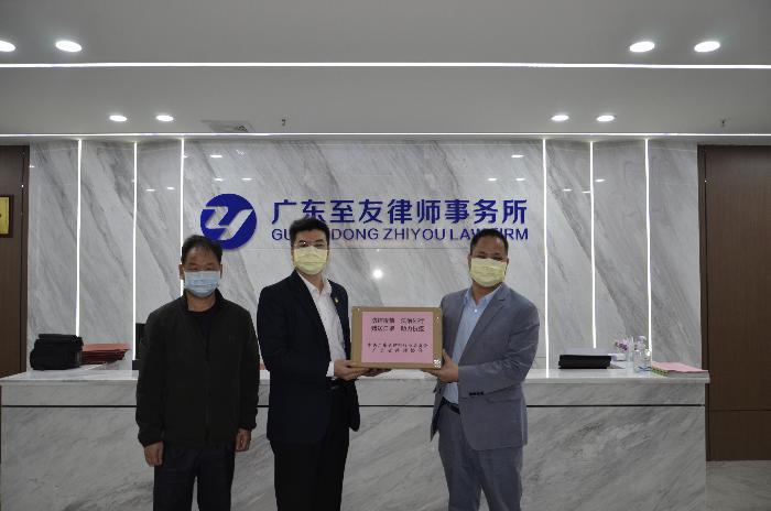 市律師協(xié)會(huì)會(huì)長(zhǎng)葉勇、秘書長(zhǎng)黃惠忠向我所贈(zèng)送口罩