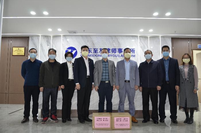 相關(guān)領(lǐng)導(dǎo)與我所律師代表合影留念